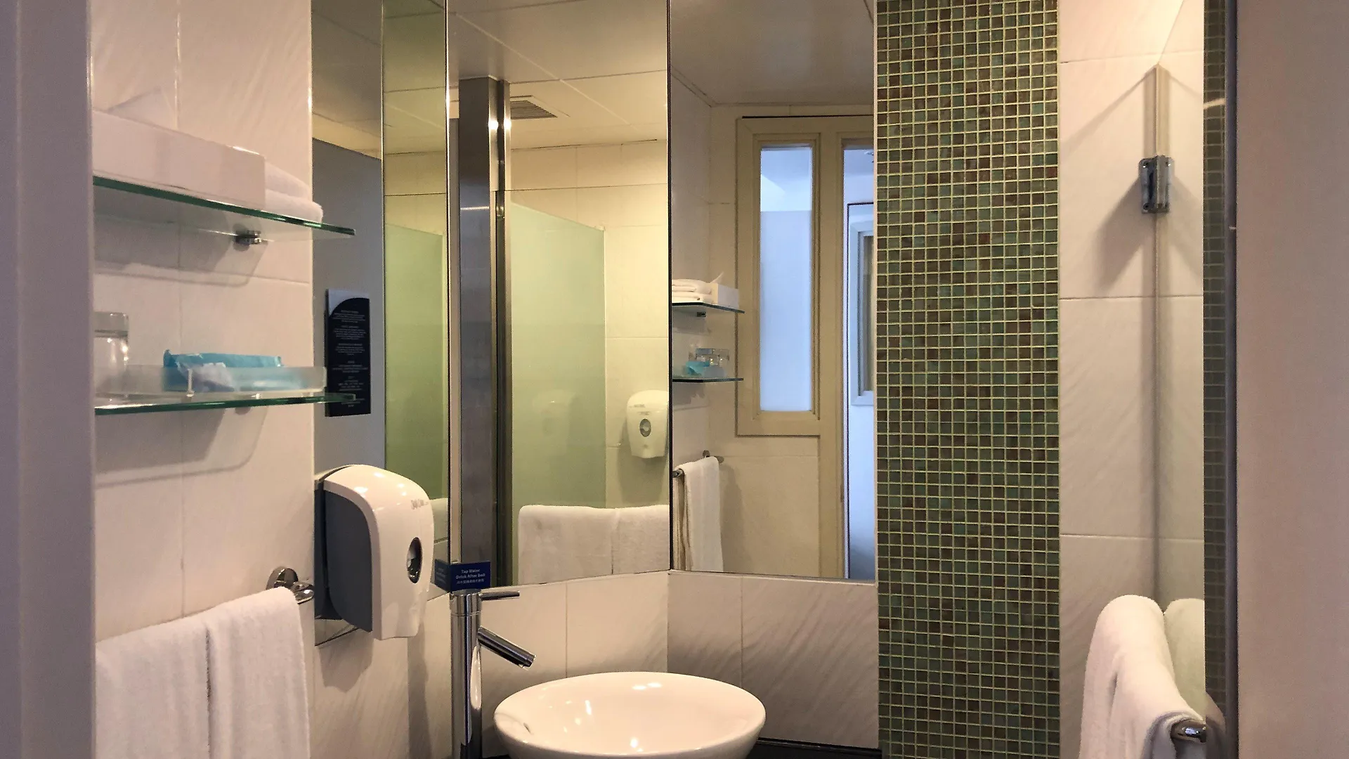 Holiday Inn Express Hong Kong Causeway Bay By Ihg 3*,